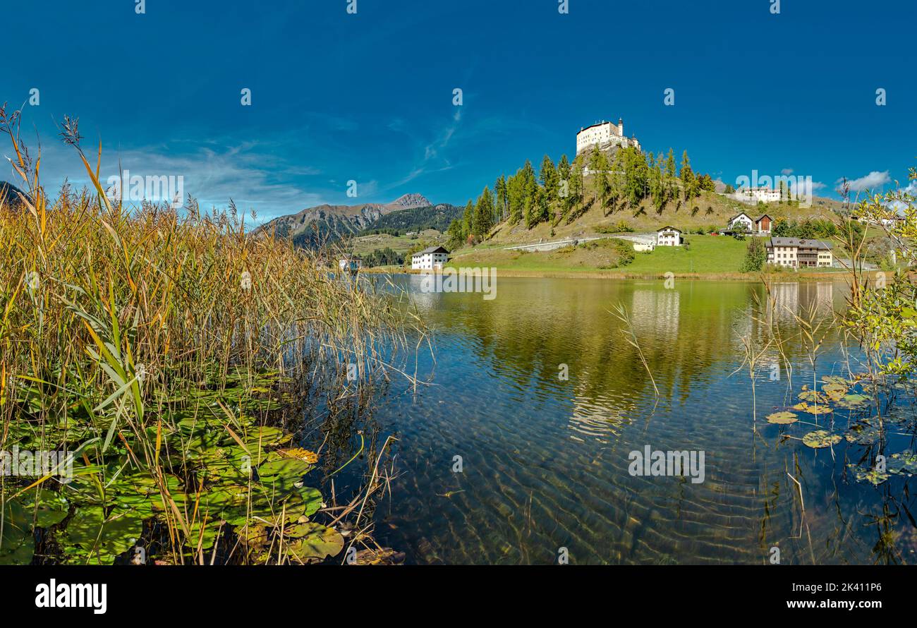 Castello di Tarasp con il lago Lai da Tarasp *** Caption locale *** Tarasp - Scuol, Graubünden, Svizzera, castello, acqua, autunno, montagne, colline, Foto Stock
