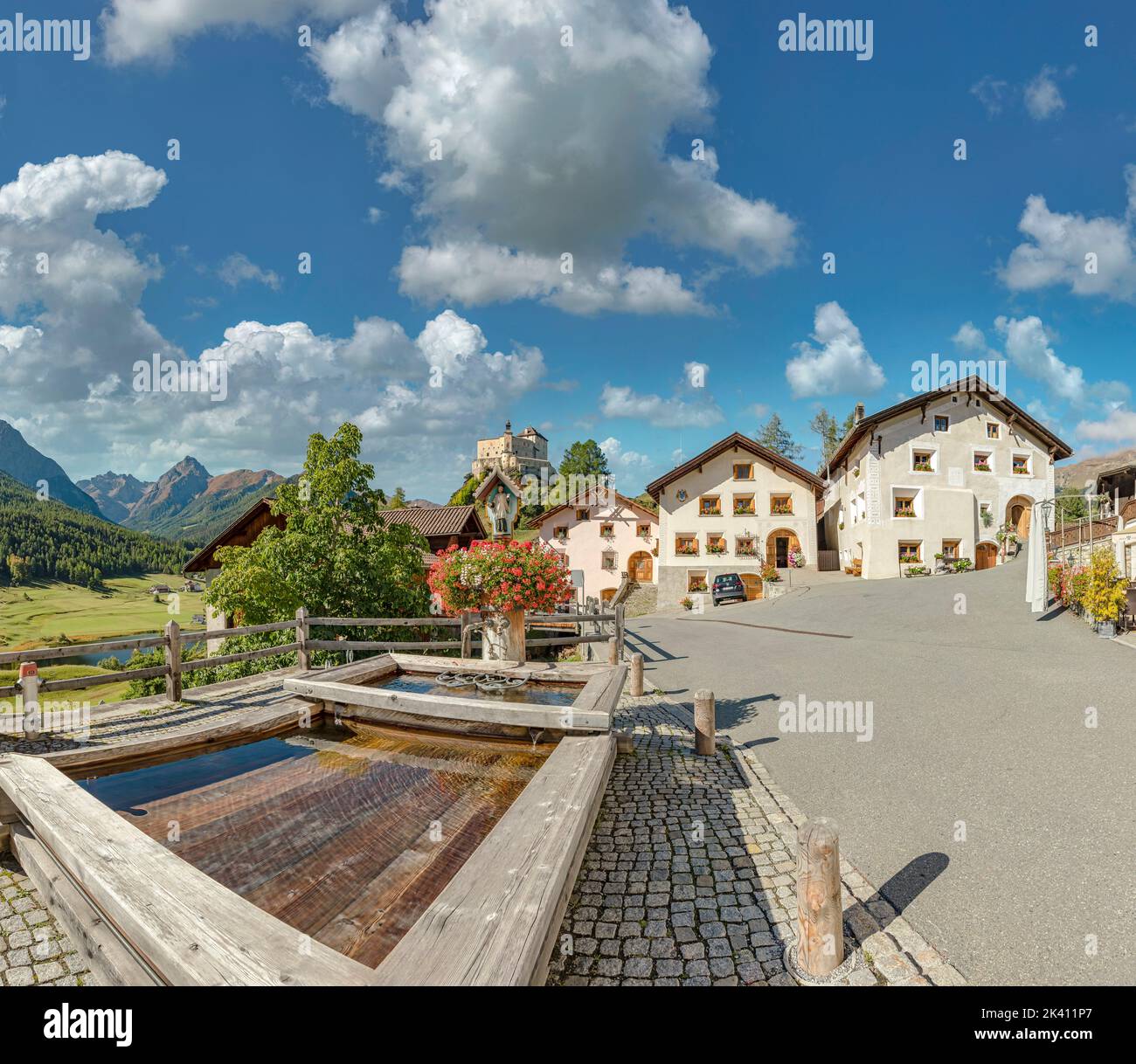 Castello di Tarasp e la piazza vicino Schlosshotel Chasté *** Caption locale *** Tarasp - Scuol, Graubünden, Svizzera, città, villaggio, autunno, montagna Foto Stock
