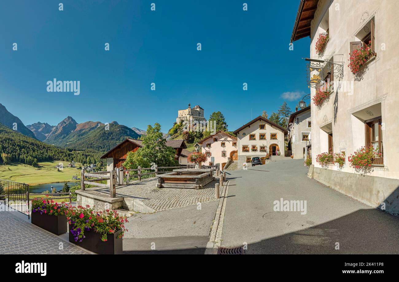 Castello di Tarasp e la piazza vicino Schlosshotel Chasté *** Caption locale *** Tarasp - Scuol, Graubünden, Svizzera, città, villaggio, autunno, montagna Foto Stock