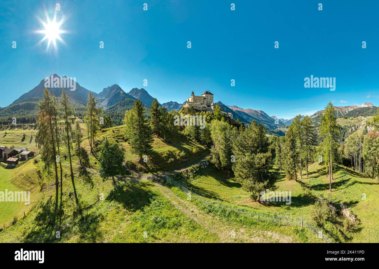 Castello di Tarasp *** Caption locale *** Tarasp - Scuol, Graubünden, Svizzera, castello, campo, prato, alberi, autunno, montagne, colline, Foto Stock