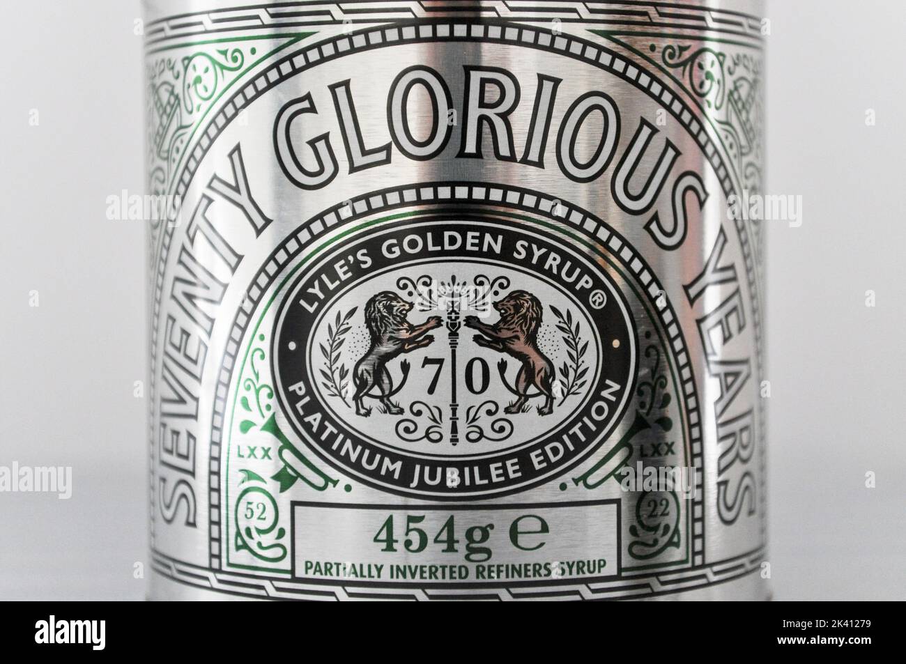 Edizione speciale latta di sciroppo d'oro di Lyle su sfondo bianco. Settanta gloriosi anni edizione Platinum. Foto Stock