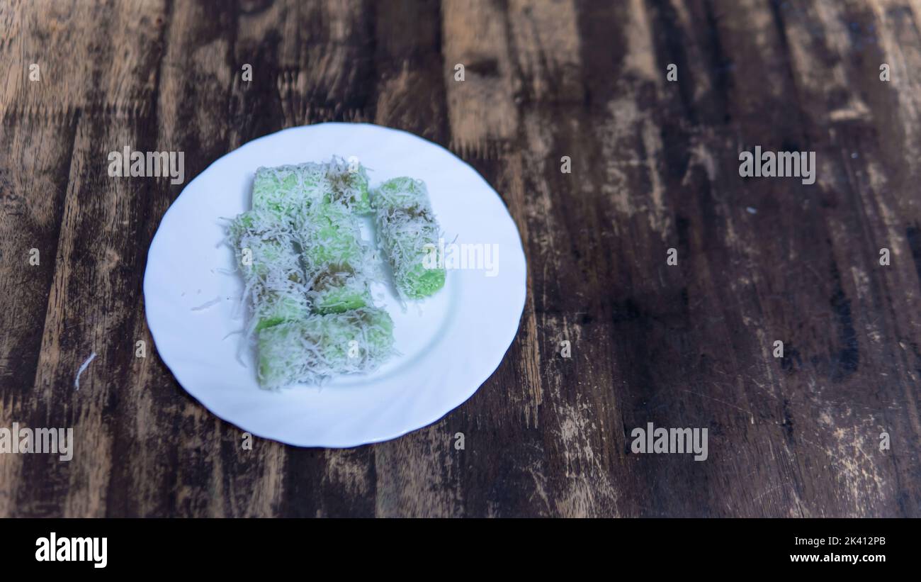 'Kuih putu bambu' è una torta fatta con farina di riso e formata con stampi di bambù. L'aroma delle foglie di panda di questa torta è molto appetitoso. Foto Stock