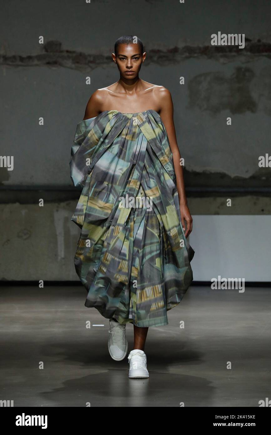 Una modella cammina sulla pista alla sfilata di moda di Dawei durante la Primavera Estate 2023 Collections Fashion Show alla Paris Fashion Week di Parigi il 28 2022 settembre. (Foto di Jonas Gustavsson/Sipa USA) Foto Stock