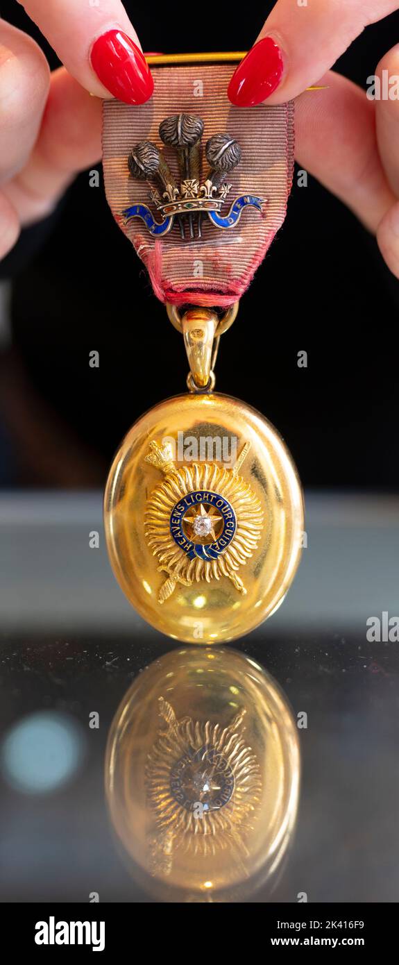 Bellmans, Londra, Regno Unito. 29 settembre 2022. L'anteprima dell'asta di Gioielli fini include un'oro vittoriano 18ct, un diamante e uno smalto locket commemorativo, la copertura applicata con il badge dell'Ordine della Stella dell'India, il centro della Stella set con un vecchio diamante tagliato da miniera, Il nastro rosso applicato con il motivo delle piume del Principe di Galles, l'interno con un ritratto di Edoardo VII Credit: Malcolm Park/Alamy Live News Foto Stock