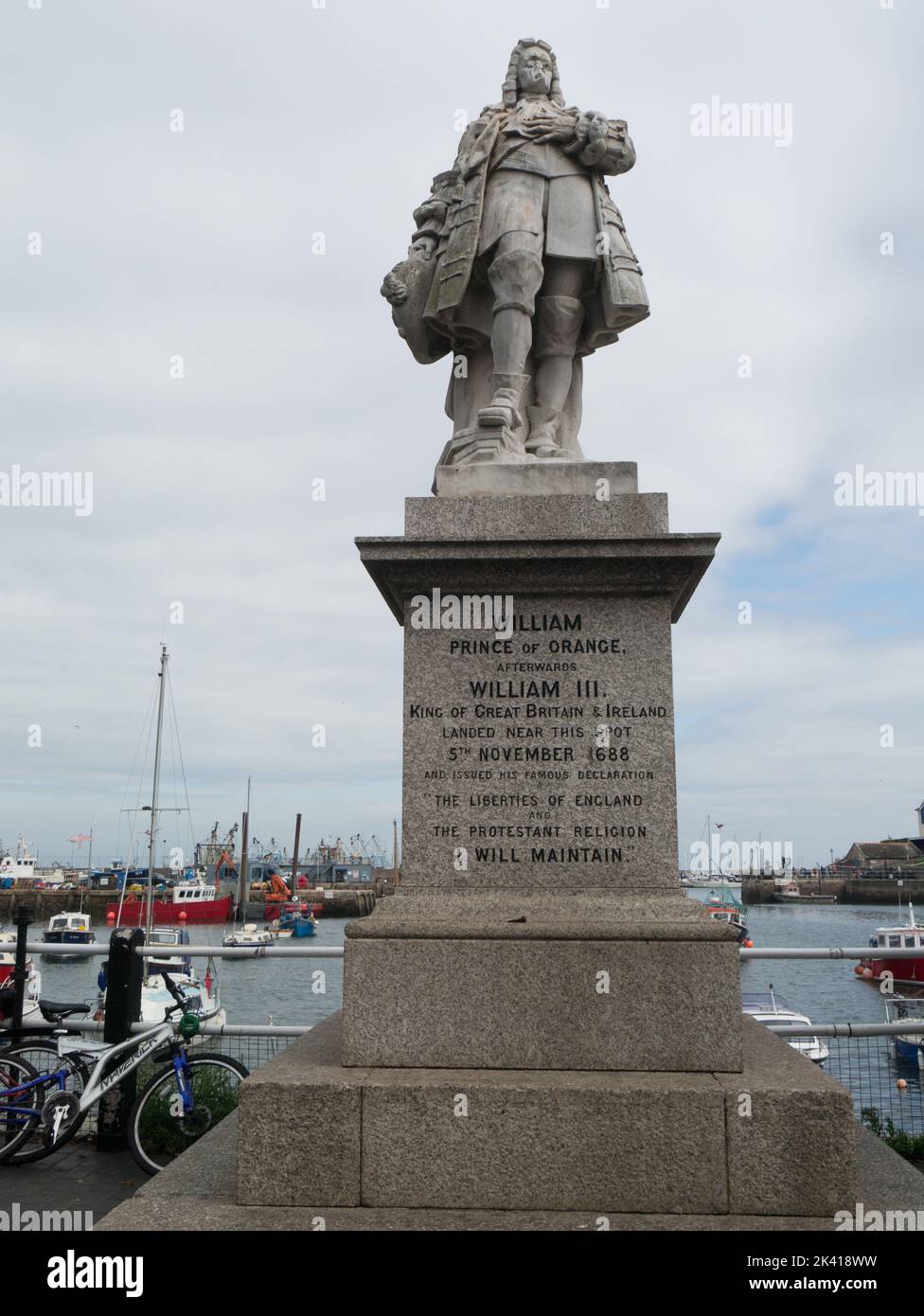 Statua di Guglielmo Principe d'Orange successivamente Re Guglielmo 111 di fronte al porto di Brixham di questo attraente villaggio di pescatori dell'Inghilterra meridionale Devon Englan Foto Stock
