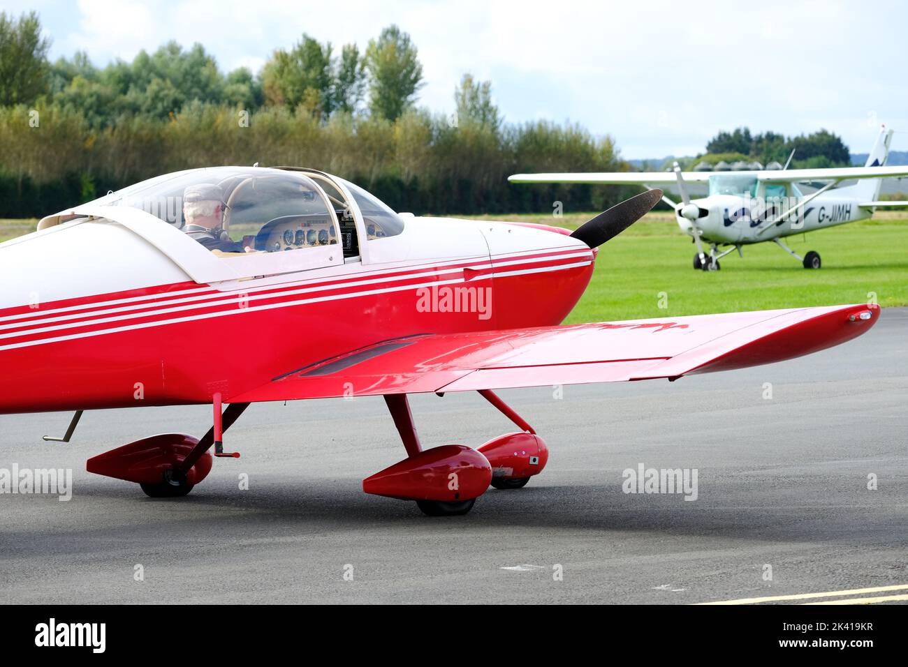 Vans RV-6A è un popolare kit statunitense costruito aereo leggero design per il volo ricreativo - in background è un Cessna 150 - UK campo di volo nel 2022 Foto Stock