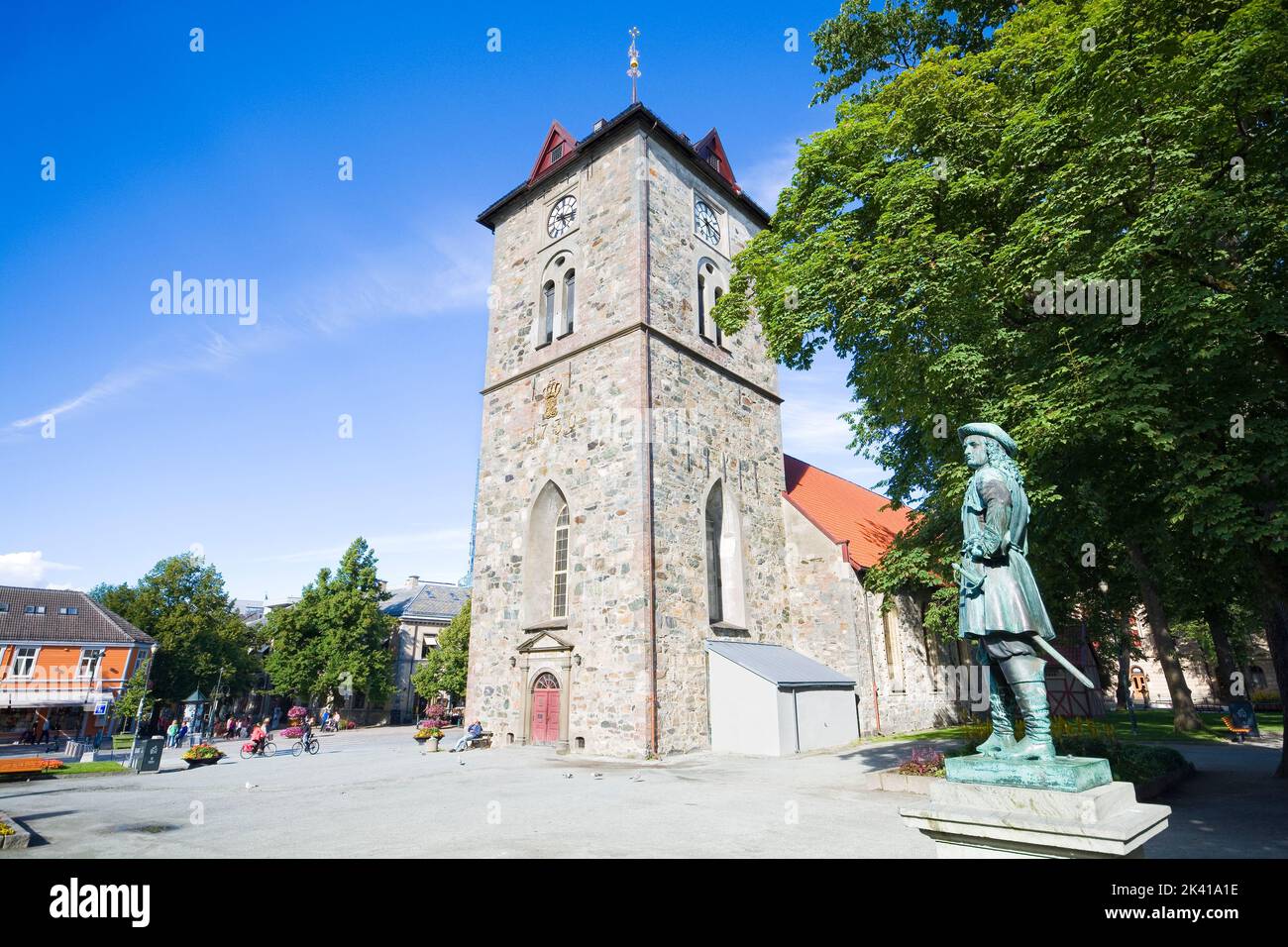 La statua di Peter Tordenskjold e la chiesa medievale di nostra Signora a Trondheim, Norvegia Foto Stock