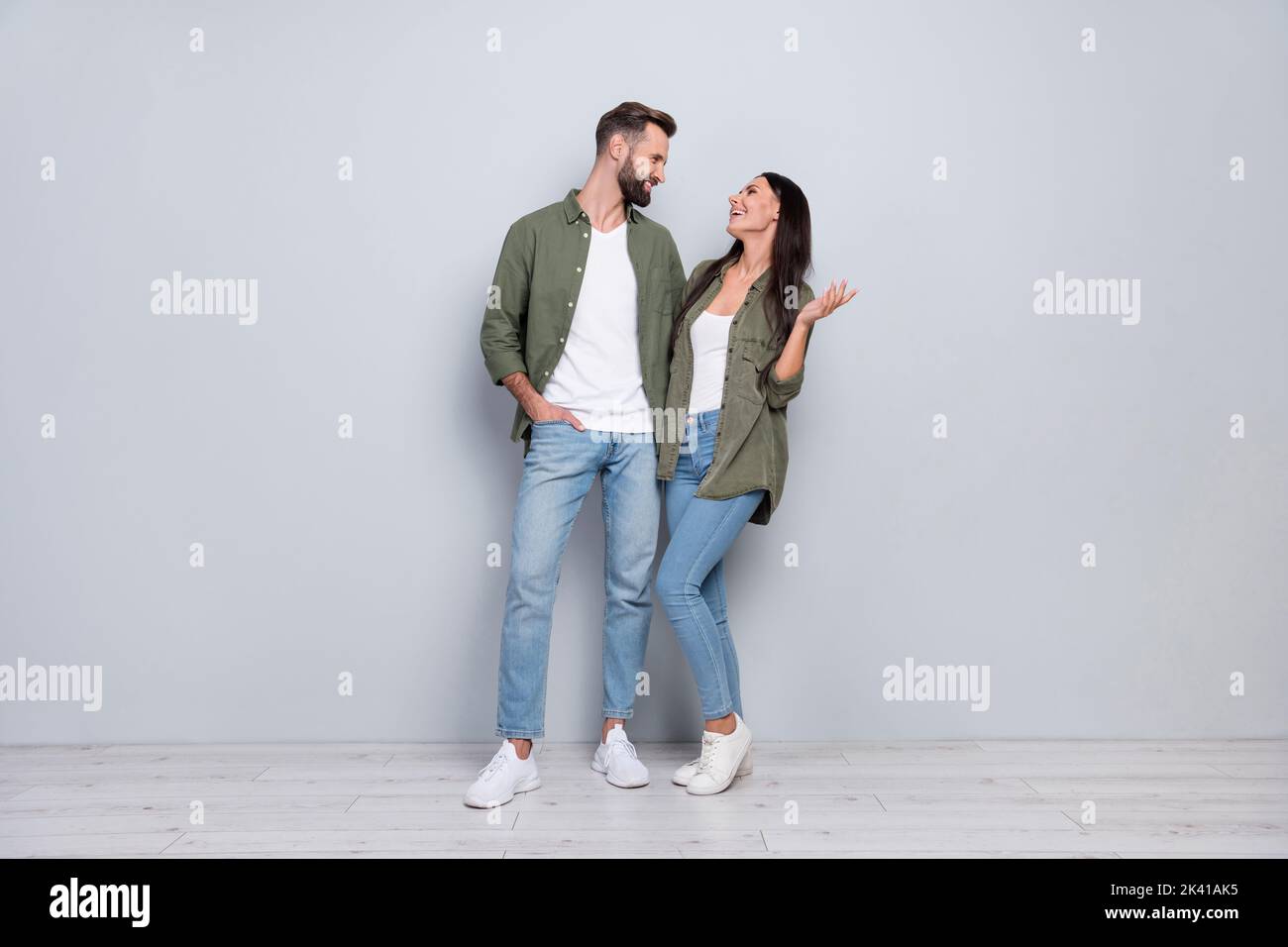 Foto completa del corpo di sposi signora ragazzo comunicare risate umorismo isolato su sfondo grigio Foto Stock