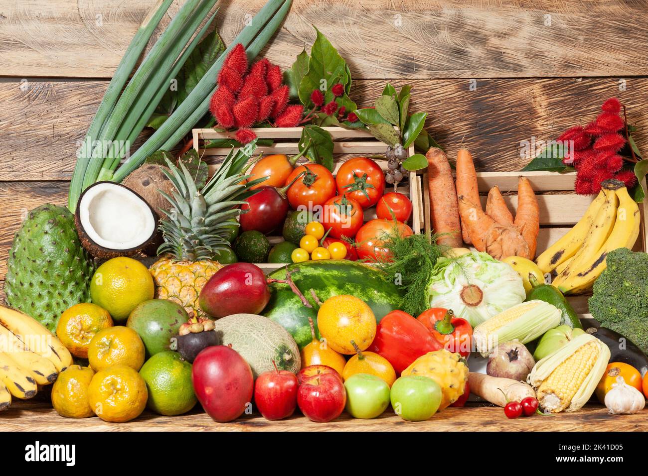 Composizione con varietà di frutta e verdura biologica grezza Foto Stock