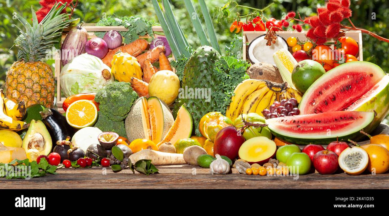 Composizione con varietà di frutta e verdura biologica grezza Foto Stock