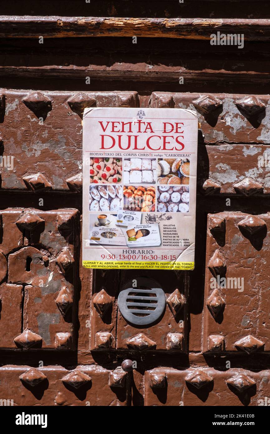 Spagna, Madrid. Segno Venta de Dulces. Le suore venderanno biscotti o pasticcini a questa porta su richiesta. Foto Stock