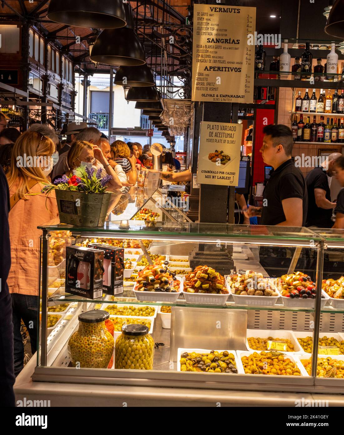 Spagna, Madrid. Mercato di San Miguel. Olive Bar. Foto Stock