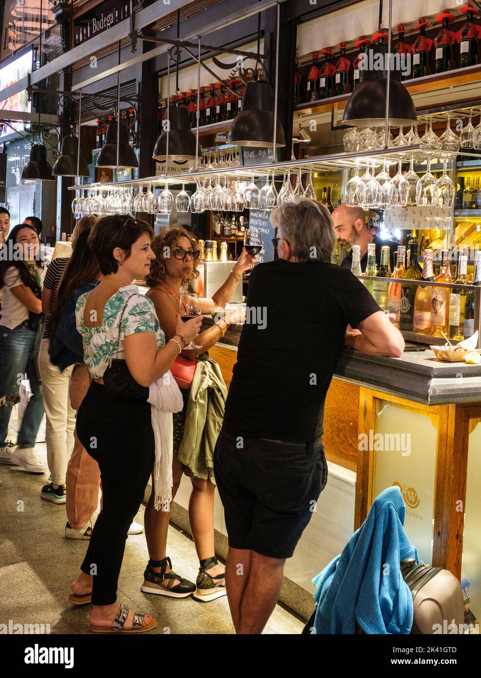 Spagna, Madrid. Mercato di San Miguel. Clienti in un Wine Bar. Foto Stock
