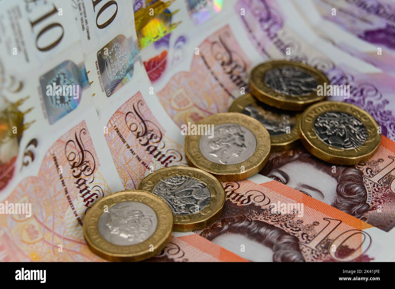 Denaro GBP monete britanniche da una libbra e monete da dieci e venti sterline Foto Stock