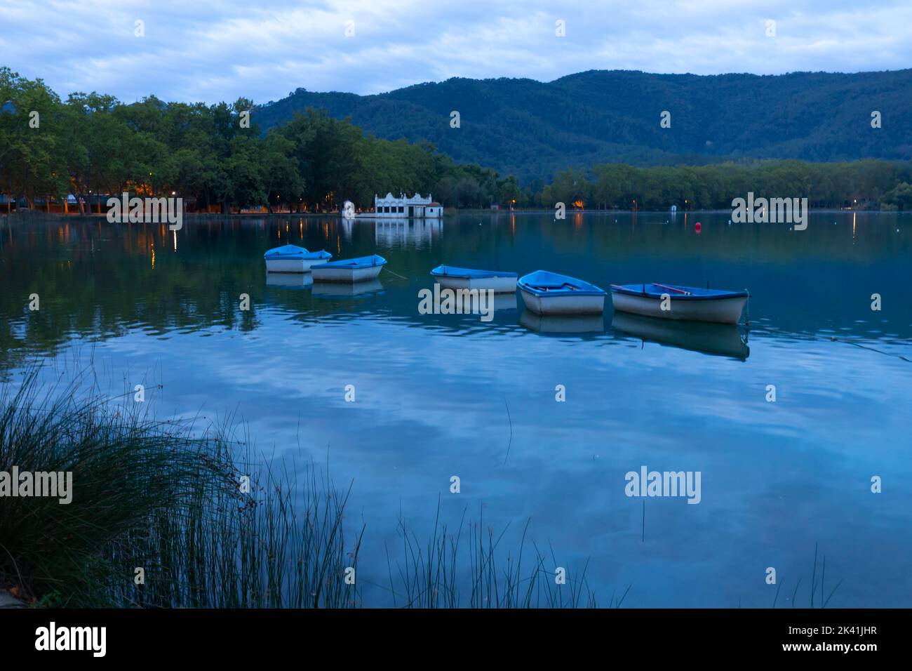 Lago di Banyoles (Estany de Banyoles) all'alba. Banyoles, El Pla de l'Estany, Girona, Catalogna, Spagna, Europa. Foto Stock