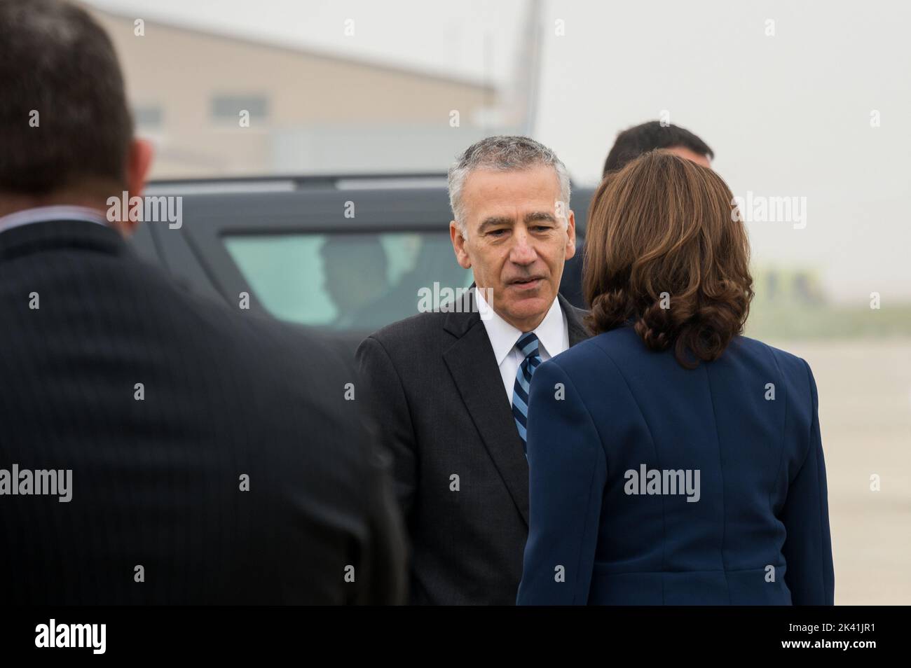 Seul, Corea del Sud. 29th Set, 2022. Il Vice Presidente Kamala Harris parla con l'Ambasciatore degli Stati Uniti in Corea del Sud Philip Goldberg alla base aerea di Osan a Pyeongtaek, Corea del Sud giovedì 29 settembre 2022. Foto di Thomas Maresca/UPI Credit: UPI/Alamy Live News Foto Stock