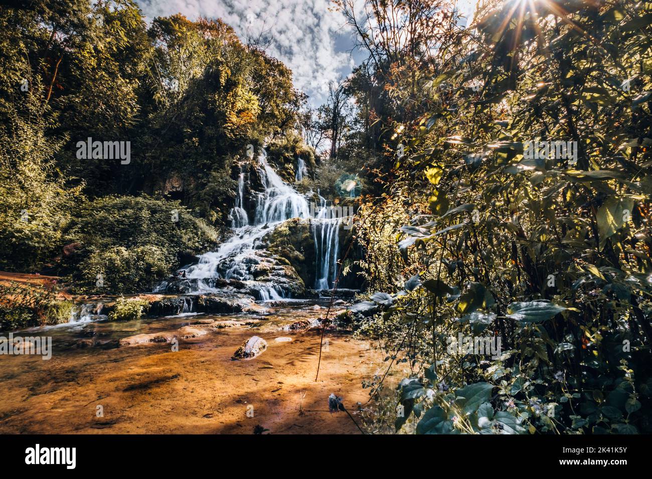 Bella cascata Skradinski Buk nel Parco Nazionale Krka - Dalmazia Croazia, Europa. Fantastica scena del Parco Nazionale di Krka nel mese di settembre Foto Stock
