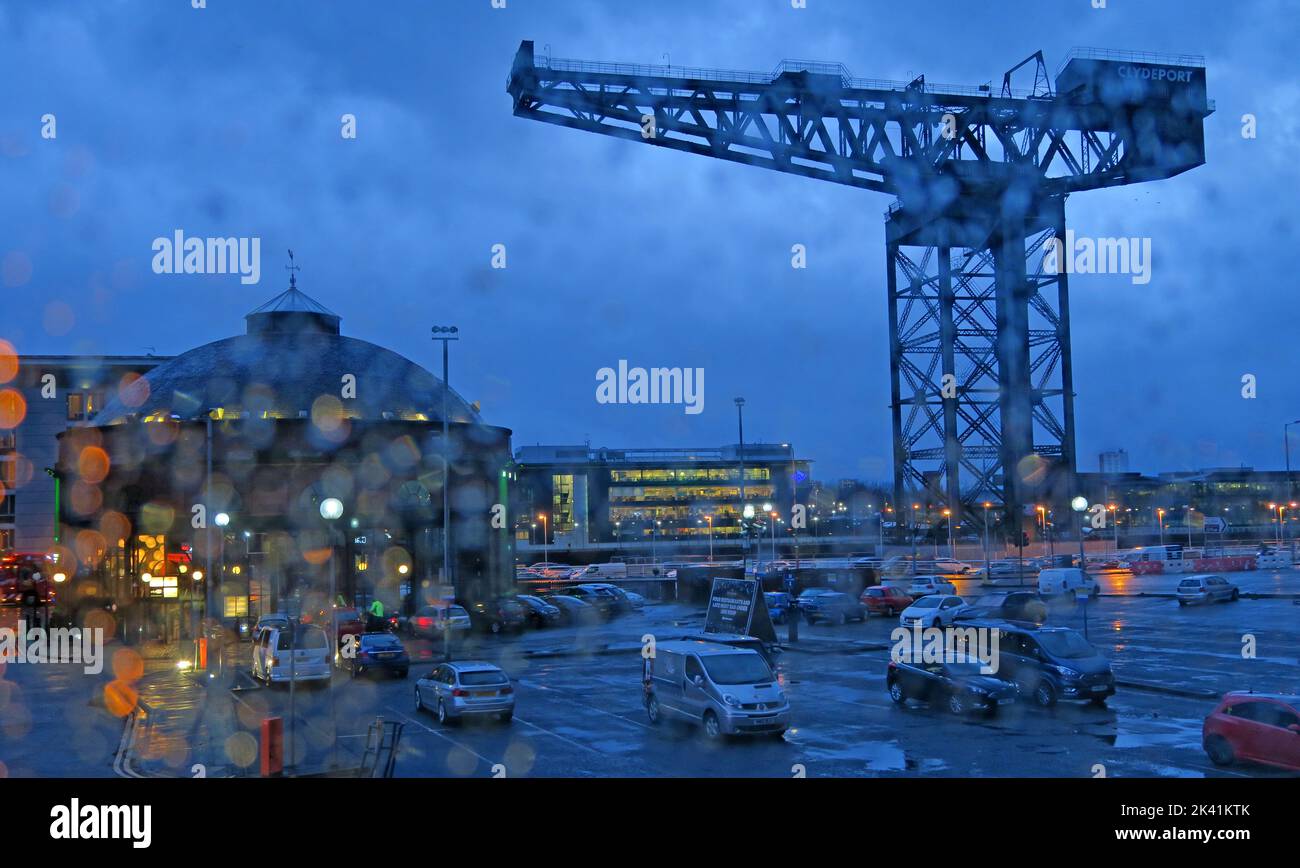 Piovendo sulla Clyde, attraverso la gru SECC e Clydeport, Exhibition Way, Glasgow, Scozia, Regno Unito, G3 8YW Foto Stock