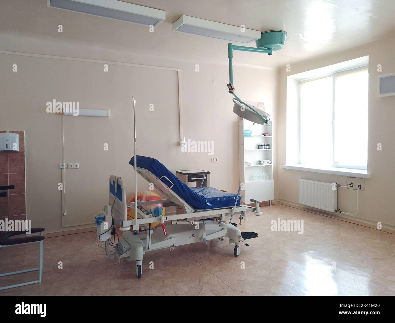Sala di consegna con gurney ginecologico per il parto. Reparto moderno per il parto. Ospedale di maternità all'interno Foto Stock