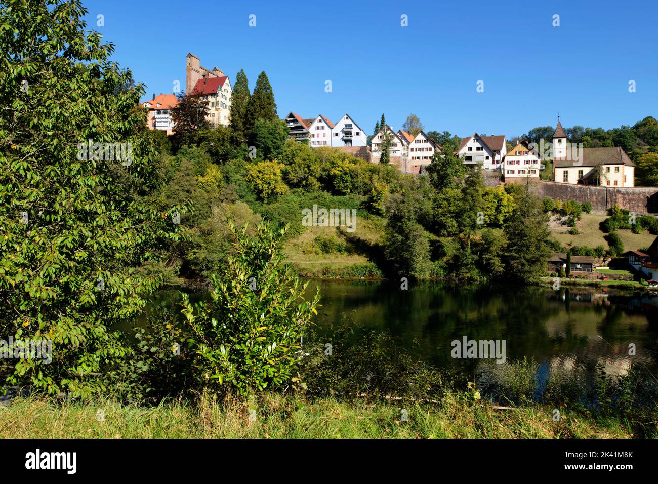 Berneck (parte di Altensteig) nella Foresta Nera settentrionale: Vista della città con il castello e la chiesa sopra il lago Köllbach, distretto di Calw, Baden-Württemberg Foto Stock