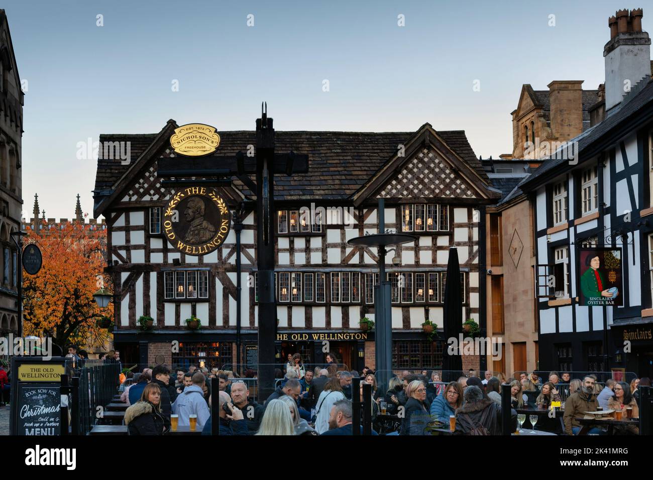 L'Old Wellington Inn, uno dei più antichi di Manchester, è stato costruito nel 1552 vicino a Market Street. Foto Stock