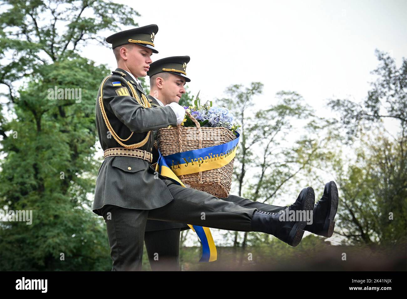 Kiev, Ucraina. 29th Set, 2022. Le guardie d'onore ucraine pongono un cesto di fiori che segna il 81st° anniversario della tragedia di Babyn Yar, presso la riserva storica e commemorativa nazionale di Babyn Yar, 29 settembre 2022 a Kiev, Ucraina. Gli eventi hanno onorato la memoria di tutte le vittime delle esecuzioni di massa di civili da parte dei nazisti a Kiev occupata durante la seconda guerra mondiale Credit: Planetpix/Alamy Live News Foto Stock