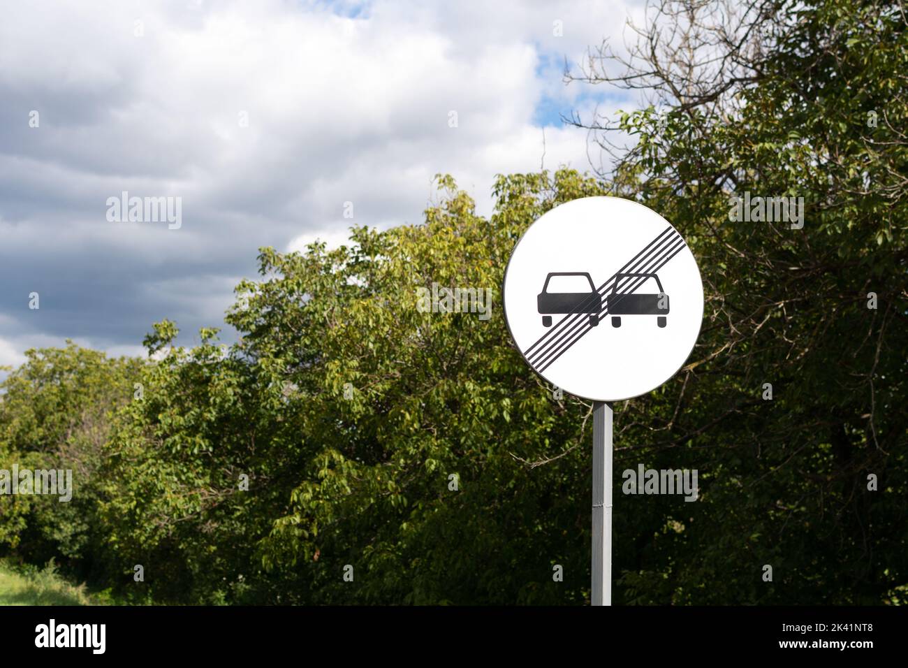 Cerchio bianco del segnale stradale con la linea nera immagini e fotografie  stock ad alta risoluzione - Alamy