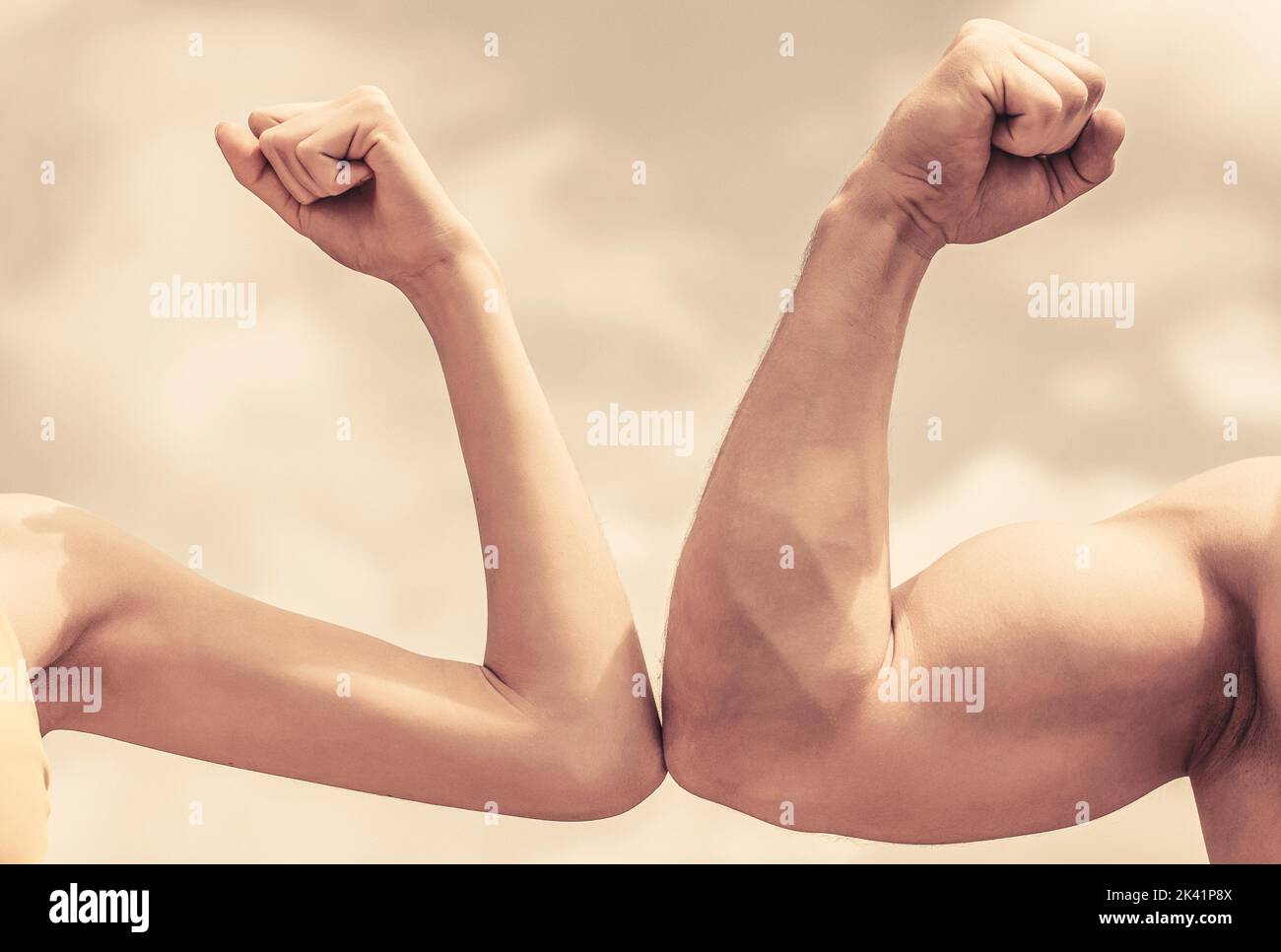 Uomo e donna sportivi. Braccio muscolare vs mano debole. Vs, lotta forte. Concorrenza, confronto di forza Foto Stock