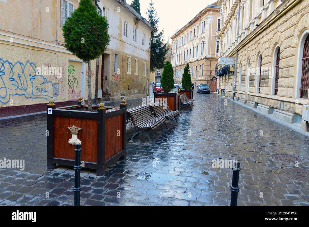 Viale pubblico lastricato e vecchie case medievali nel centro storico della città di Brasov Foto Stock