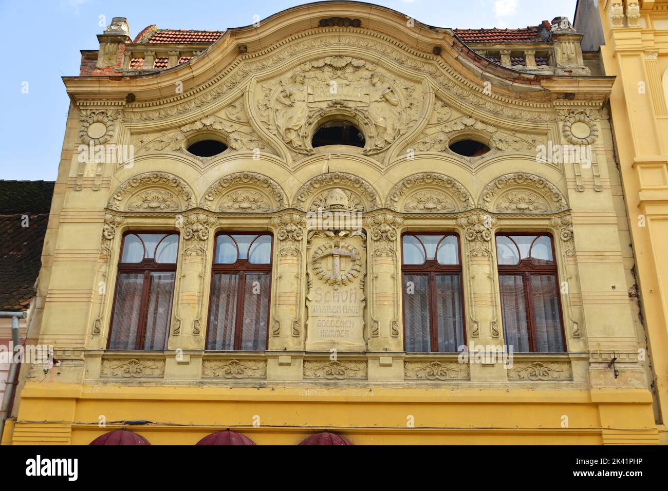 Dettaglio della facciata con etichetta Schuh Warenhaus o scarpa store, Brasov, Romania, Europa Foto Stock