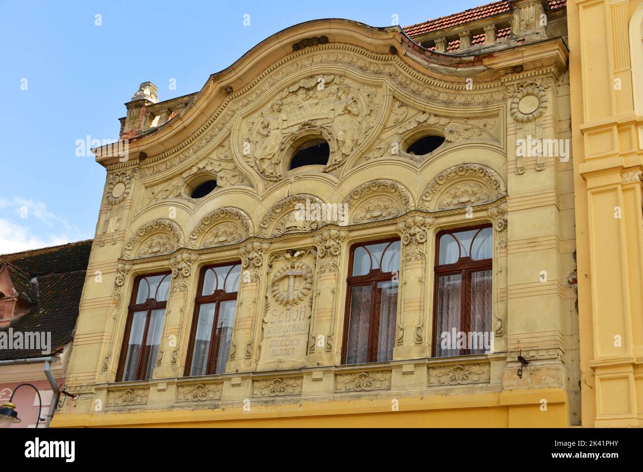 Dettaglio della facciata con etichetta Schuh Warenhaus o scarpa store, Brasov, Romania, Europa Foto Stock