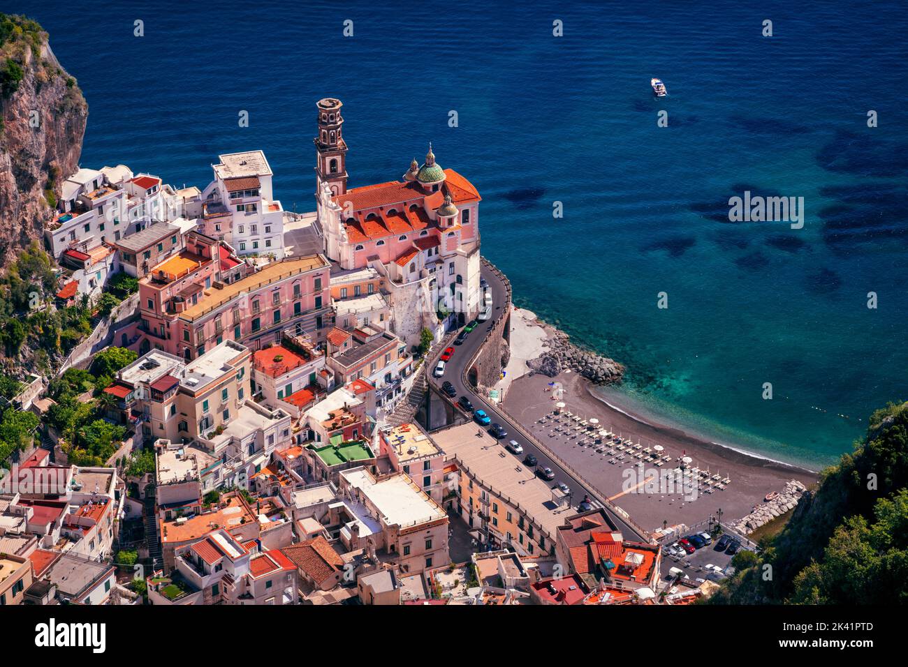 Atrani, Costiera Amalfitana, Italia. Immagine aerea della famosa città di Atrani situata sulla Costiera Amalfitana, Italia, nelle giornate di sole. Foto Stock