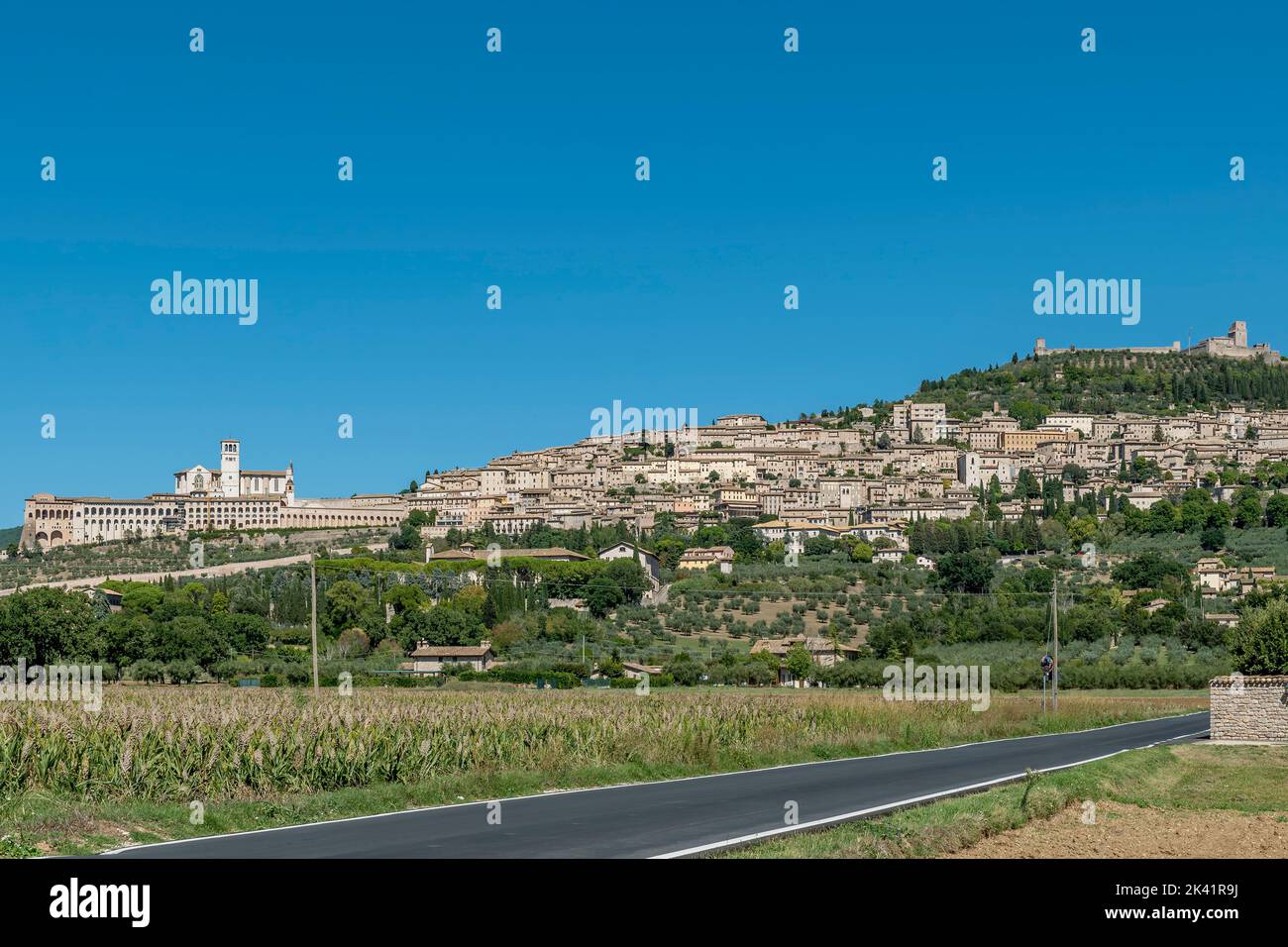 Vista panoramica su Assisi, Perugia, Italia, in una giornata di sole Foto Stock