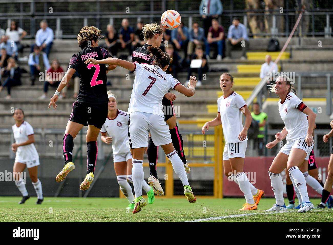 Roma, Italia. 29th Set, 2022. Carina Wenninger di AS Roma header segnerà il gol di 1-1 durante la partita di calcio della UEFA Champions League femminile tra AS Roma e l'AC Sparta Praha allo stadio delle tre fontane, Roma (Italia), 29th settembre 2022. COME Roma ha vinto 4-1 su AC Sparta Praha. Foto Andrea Staccioli/Insidefoto Credit: Insidefoto di andrea staccioli/Alamy Live News Foto Stock