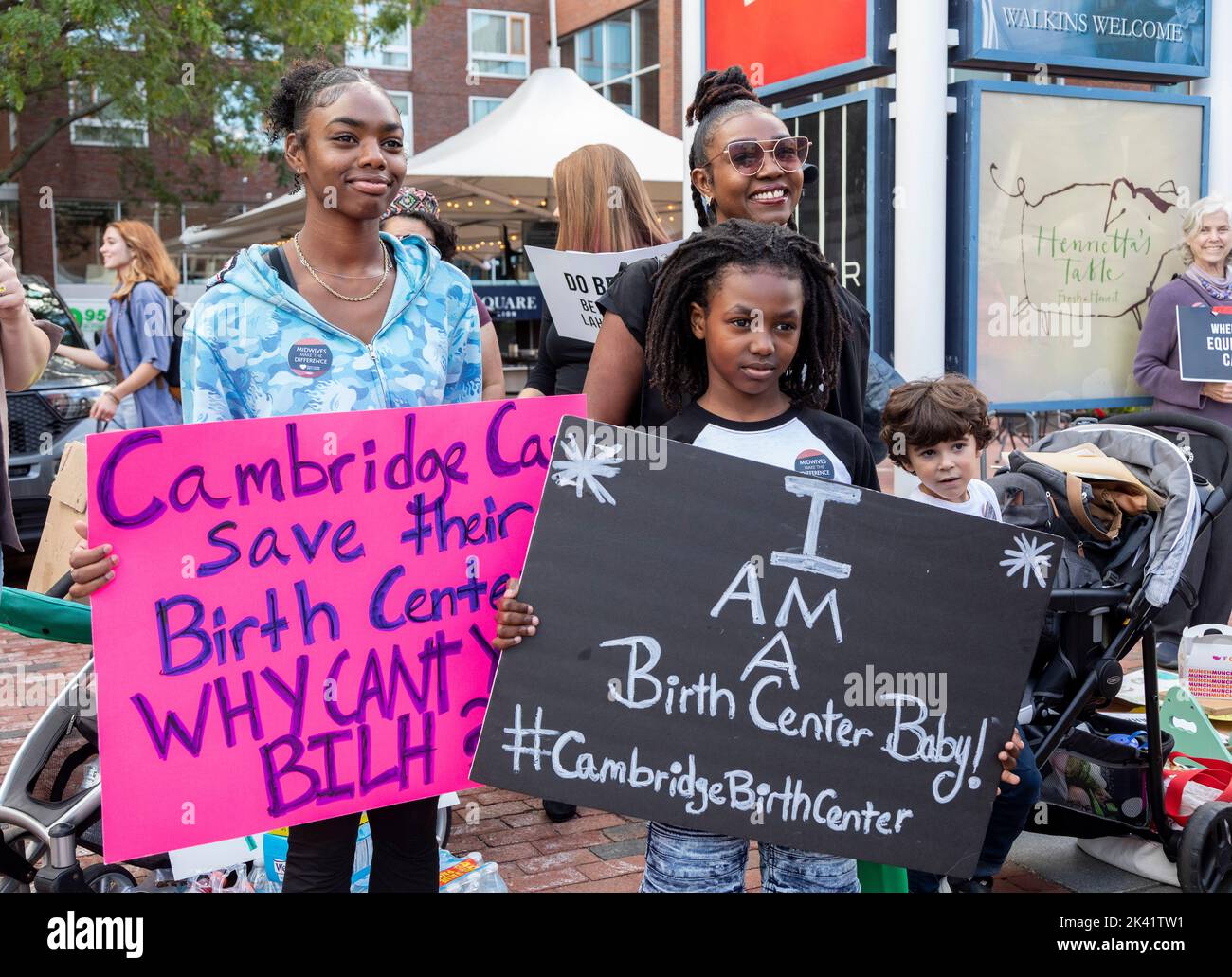 28 settembre 2022. Cambridge, Massachusetts. Gli attivisti della comunità, gli organizzatori sindacali e i sostenitori della salute materna si sono radunati e hanno marciato al Beth Israel Lahey Health Cor Foto Stock