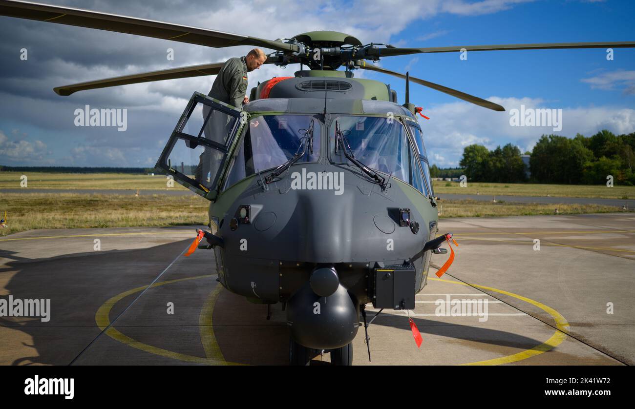 20 settembre 2022, bassa Sassonia, Faßberg: Un meccanico della Bundeswehr controlla l'elicottero multiuso NH90. Foto: Philipp Schulze/dpa Foto Stock