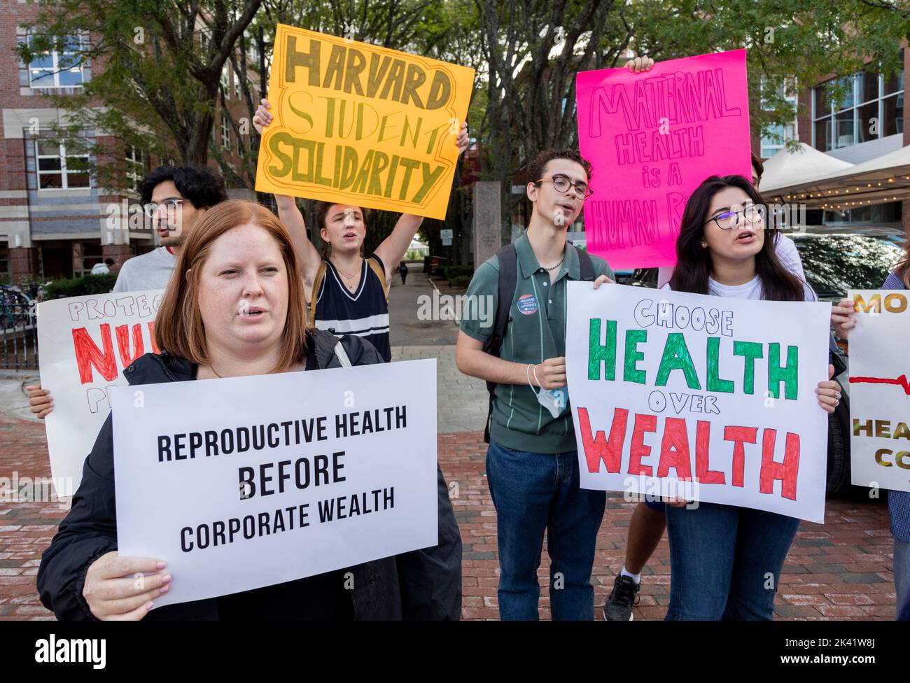 28 settembre 2022. Cambridge, Massachusetts. Gli attivisti della comunità, gli organizzatori sindacali e i sostenitori della salute materna si sono radunati e hanno marciato al Beth Israel Lahey Health Cor Foto Stock