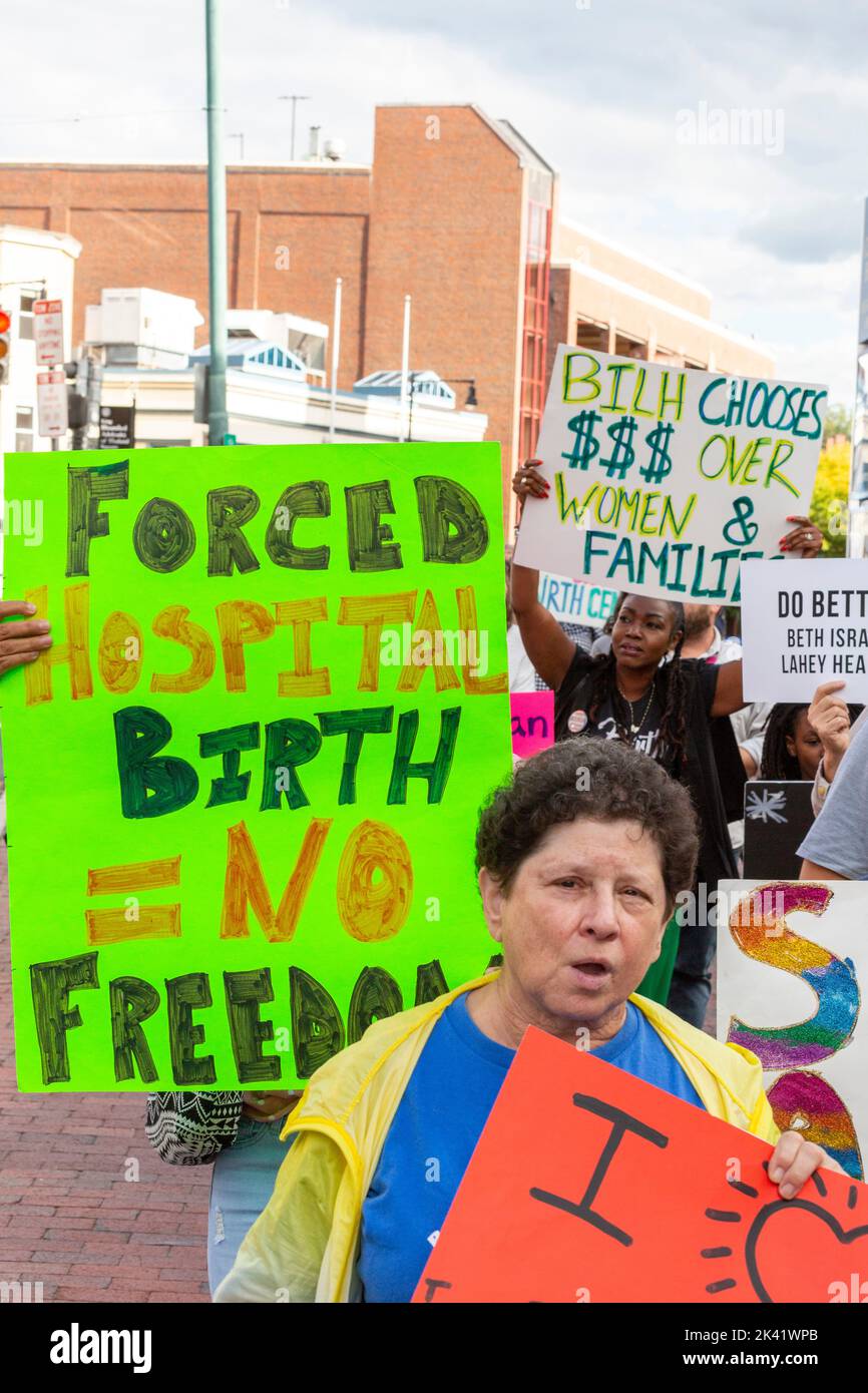 28 settembre 2022. Cambridge, Massachusetts. Gli attivisti della comunità, gli organizzatori sindacali e i sostenitori della salute materna si sono radunati e hanno marciato al Beth Israel Lahey Health Cor Foto Stock