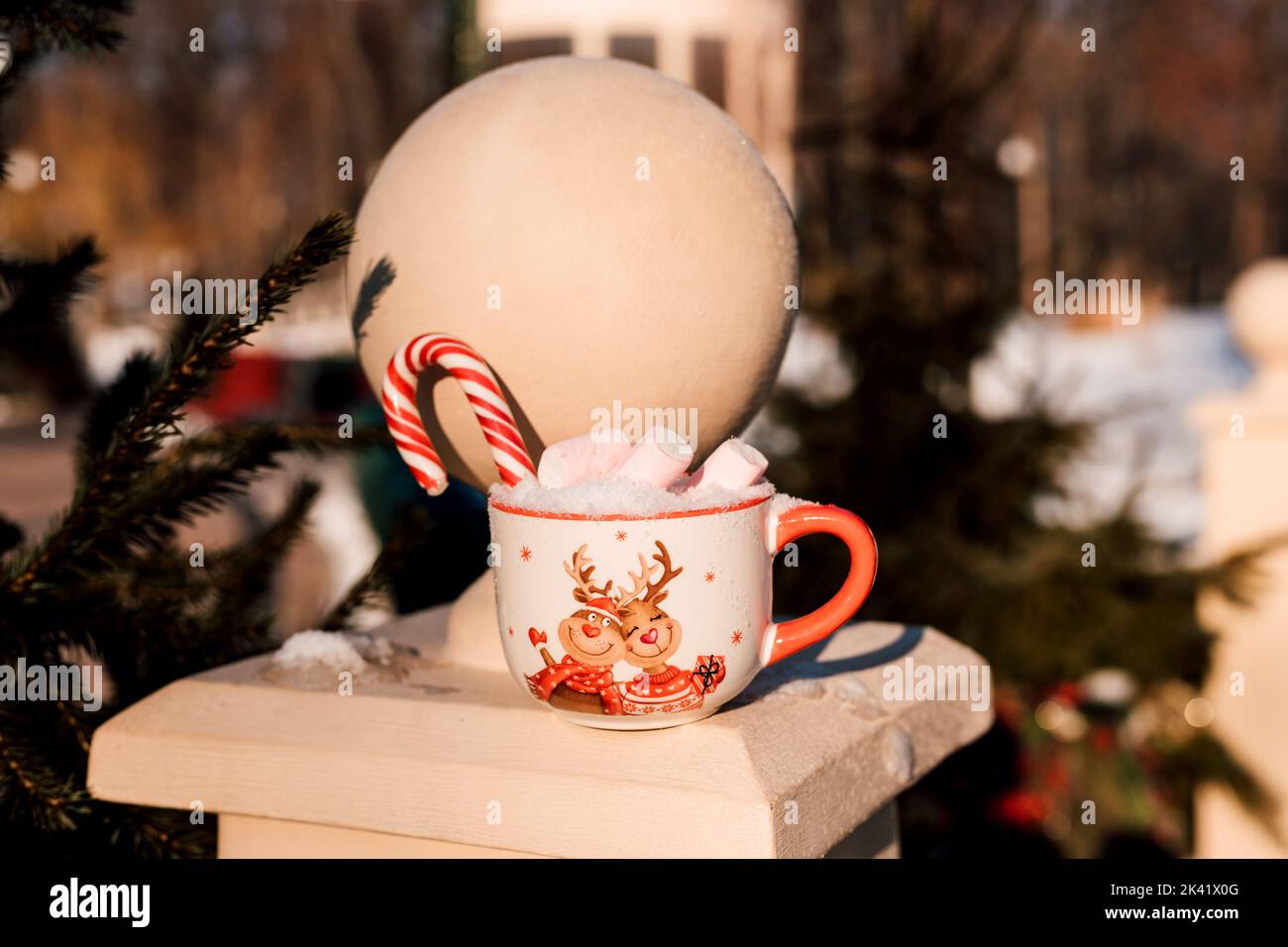Coppa di Capodanno con Marshmallow e Lollipop in una confezione regalo Foto Stock
