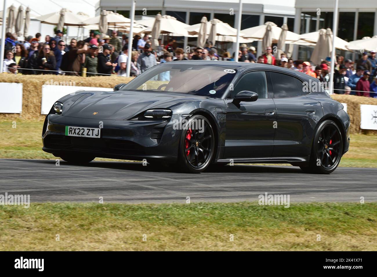 Porsche Taycan GTS Sport Turismo, First Glance, un'opportunità per vedere nuovi modelli e veicoli concept di costruttori nuovi e affermati, coprendo Foto Stock