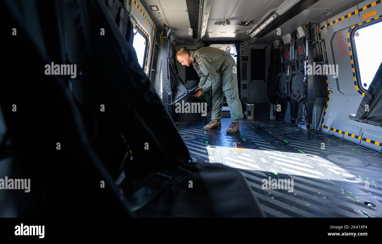 20 settembre 2022, bassa Sassonia, Faßberg: Un meccanico di volo della Bundeswehr controlla i posti nell'elicottero multiuso NH90. Foto: Philipp Schulze/dpa Foto Stock