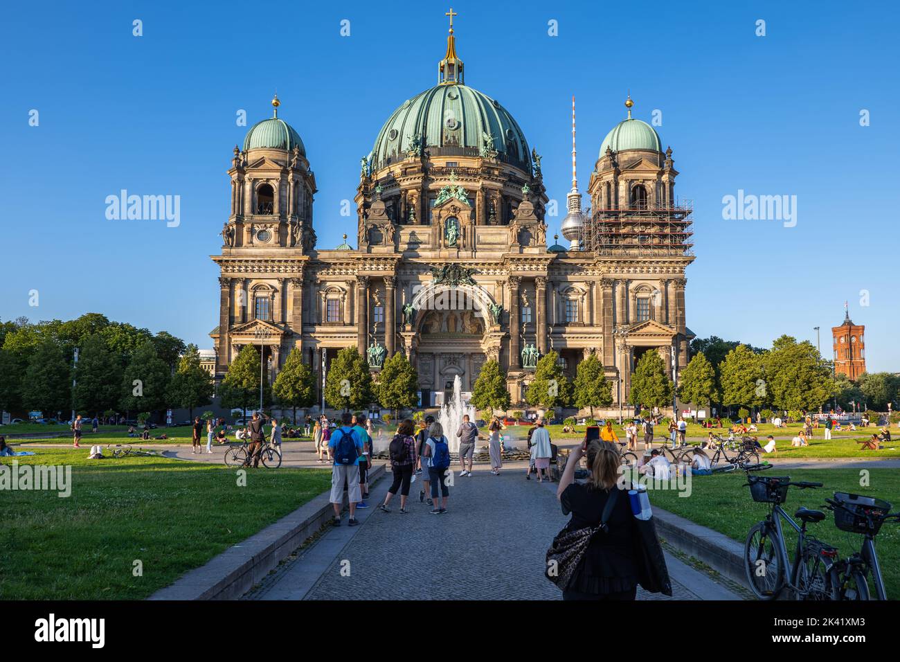 Persone alla Cattedrale di Berlino (Berliner Dom) al tramonto, parrocchia evangelica suprema e chiesa Collegiata nella città di Berlino, Germania. Foto Stock