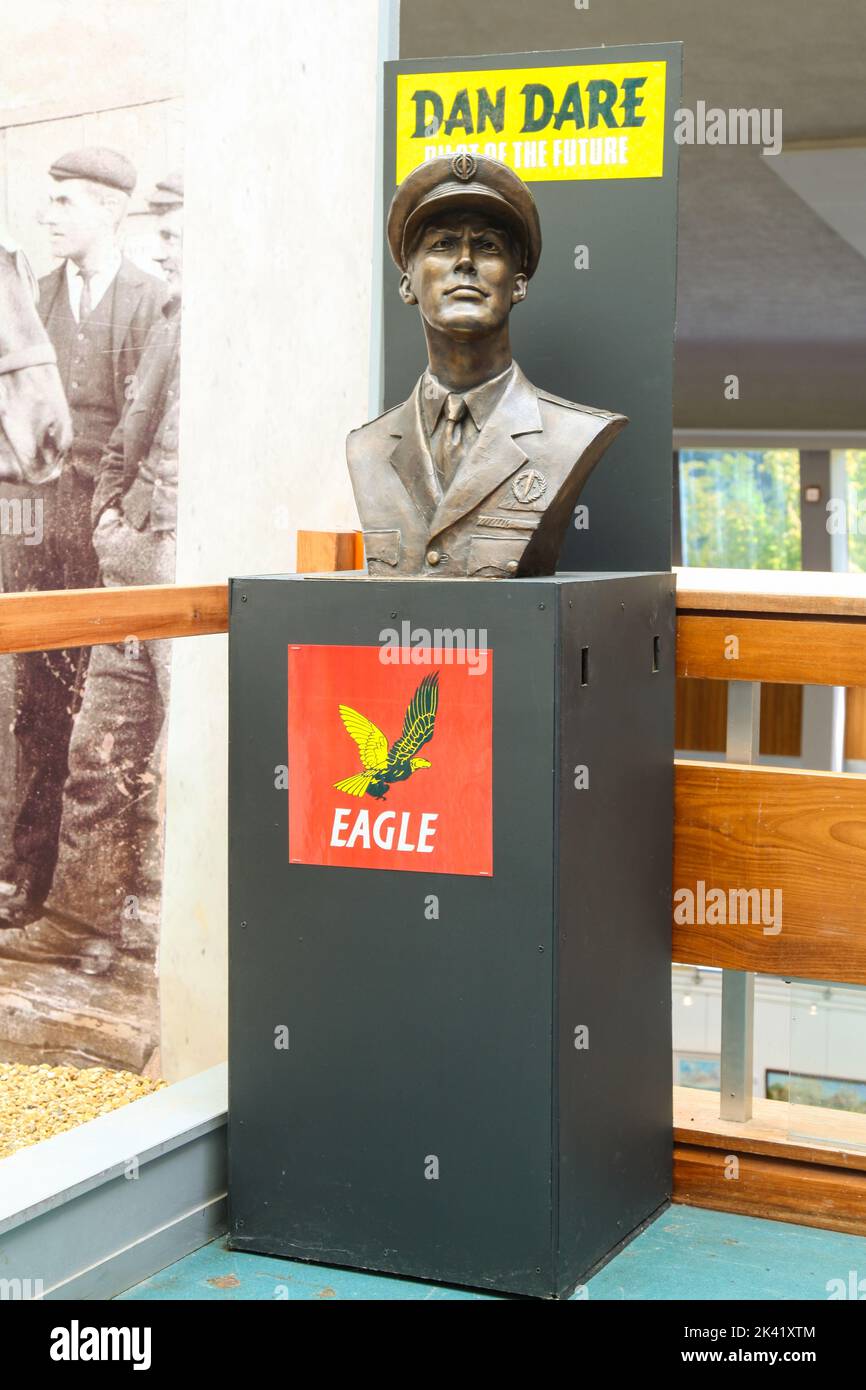 Busto di bronzo di Dan dare 'pilota del futuro' che è apparso nel fumetto Eagle negli anni '1950s, commemorando il creatore Frank Hampson, a Bourne Hall Ewell Foto Stock
