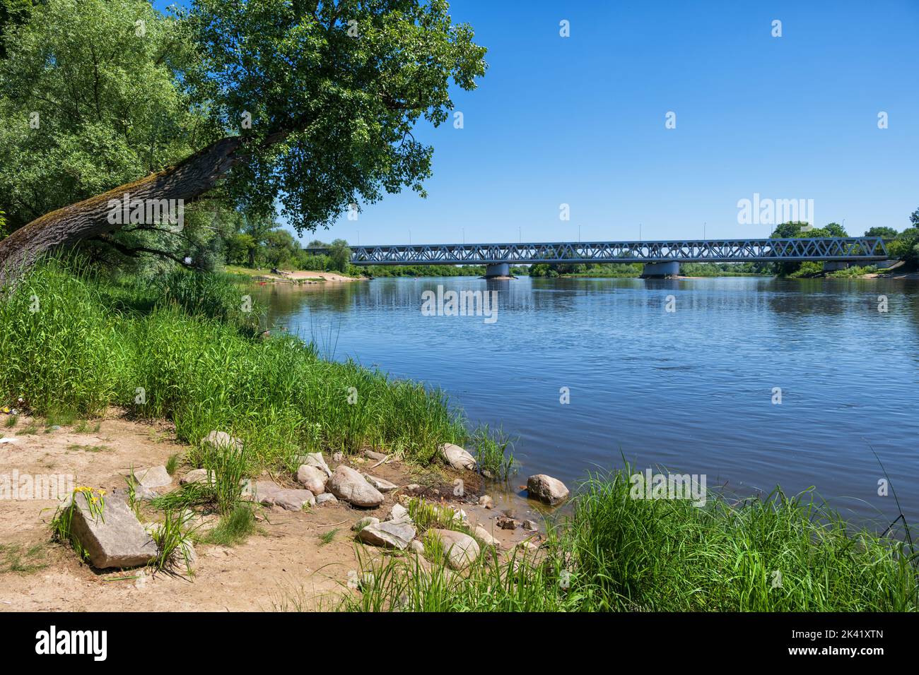 Fiume Narew dalla riva del fiume sul lato Modlin e ponte a Nowy Dwór Mazowiecki a Masovia, Polonia. Foto Stock