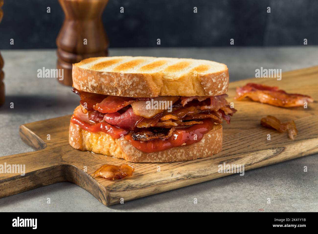 Panino britannico fatto in casa con pane tostato e ketchup Foto Stock