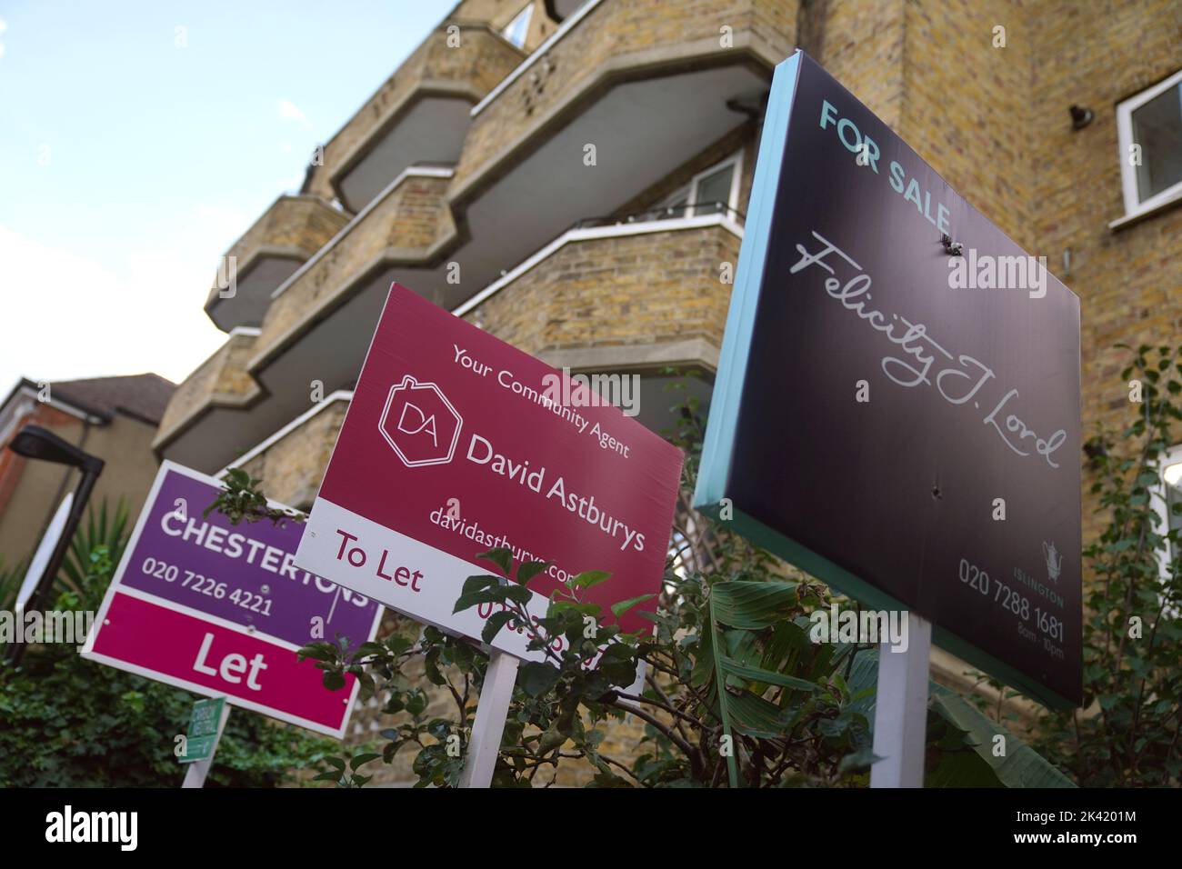 Agenti immobiliari a lasciare e per la vendita segni a Islington, nord di Londra. Foto Stock