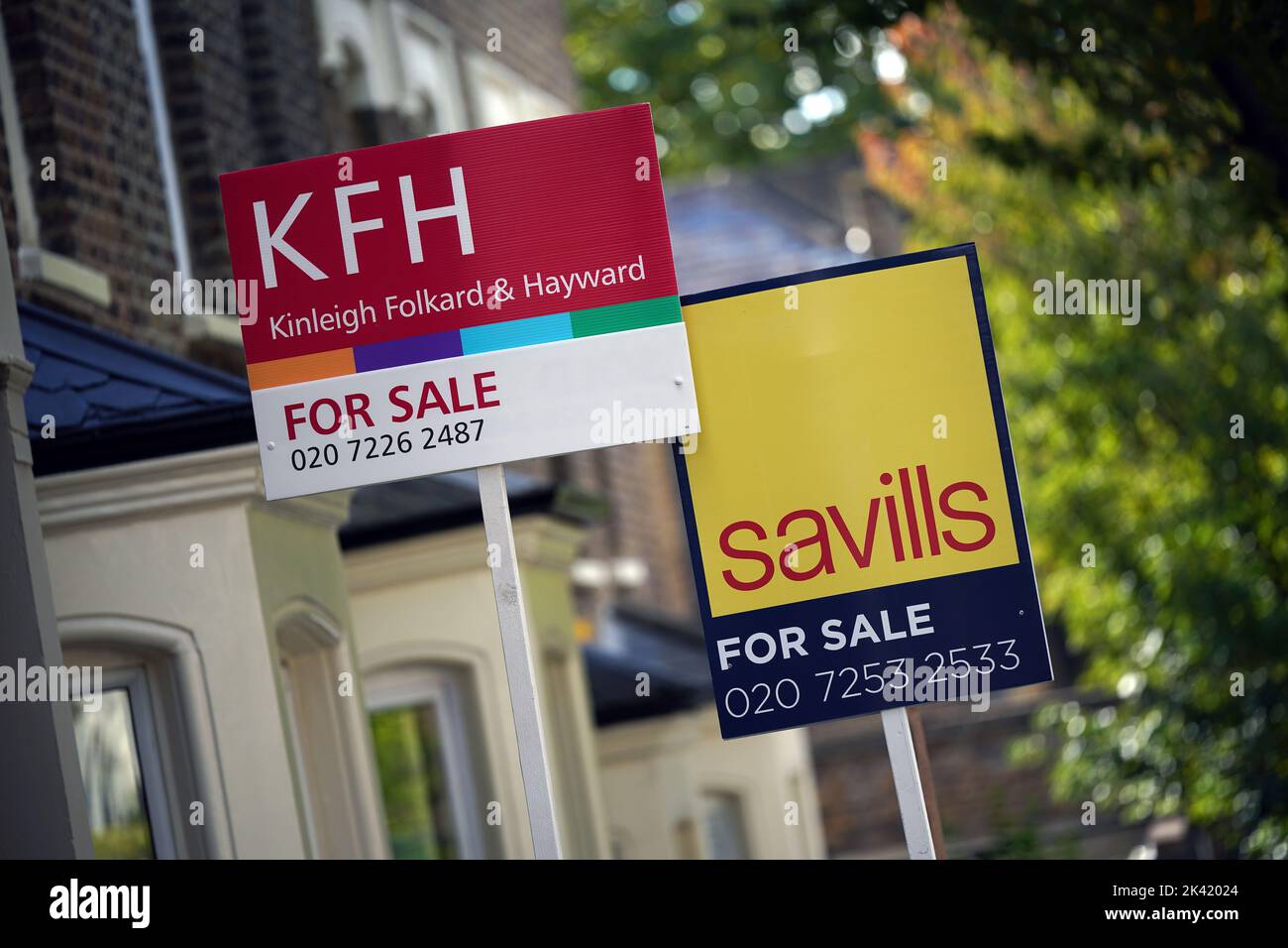 Agenzia immobiliare per vendita segni a Islington, nord di Londra. Foto Stock