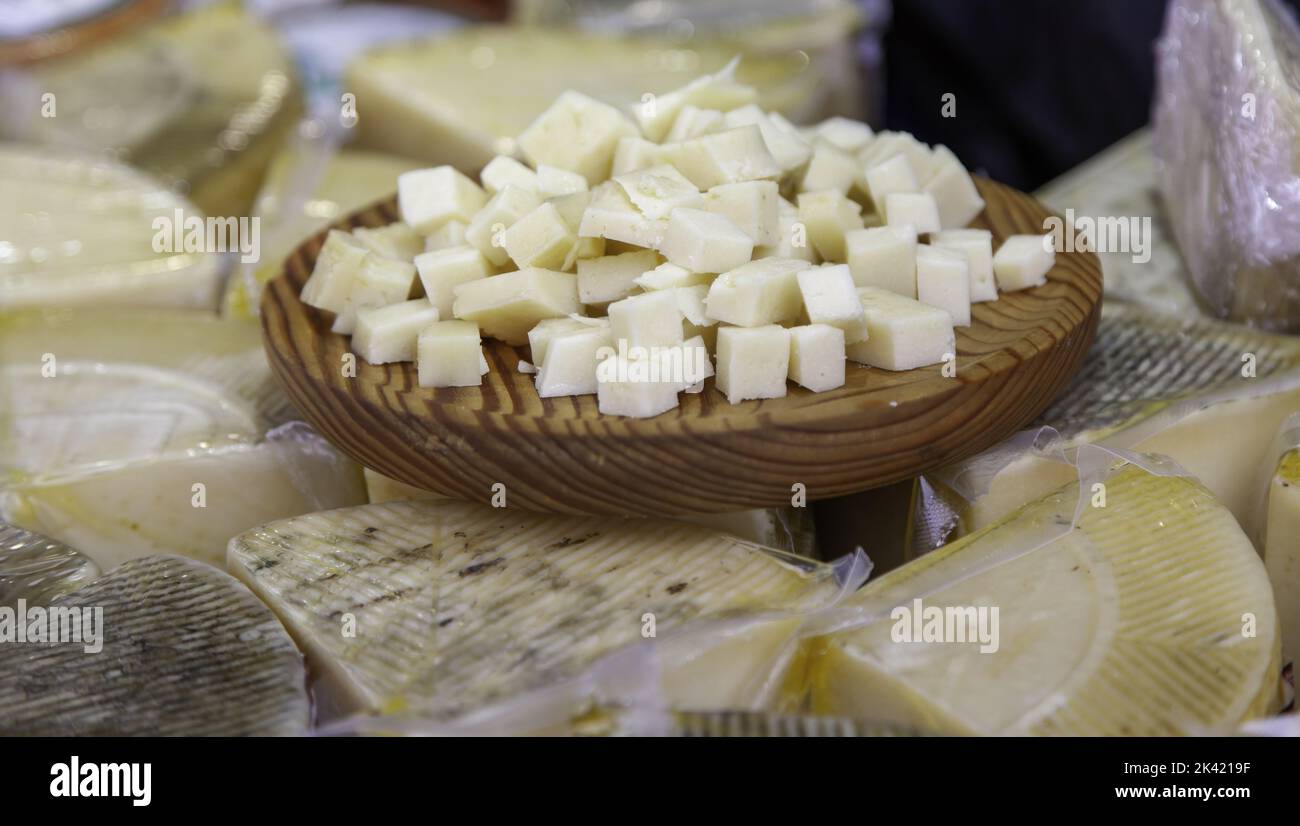 Particolare del prodotto caseario artigianale in un vecchio mercato in Europa Foto Stock