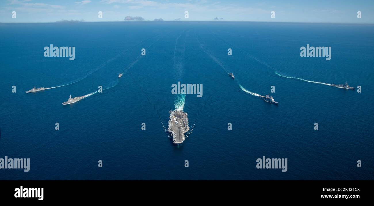 Busan, Corea del Sud. 29th Set, 2022. La USS Ronald Reagan, superportatore di classe Nimitz della Marina degli Stati Uniti, alimentato da energia nucleare, si forma con la USS Benfold, E la USS Chancellorsville accanto alle navi della Marina sudcoreana ROKS Munmu The Great, ROKS Seoae Ryu Seong-ryong, ROKS Gwanggaeto The Great e ROKS Gangwon durante le operazioni di addestramento congiunte nel Mare Orientale, 29 settembre 2022 vicino a Busan, Corea del Sud. Credit: MC3 Gray Gibson/US Navy Photo/Alamy Live News Foto Stock