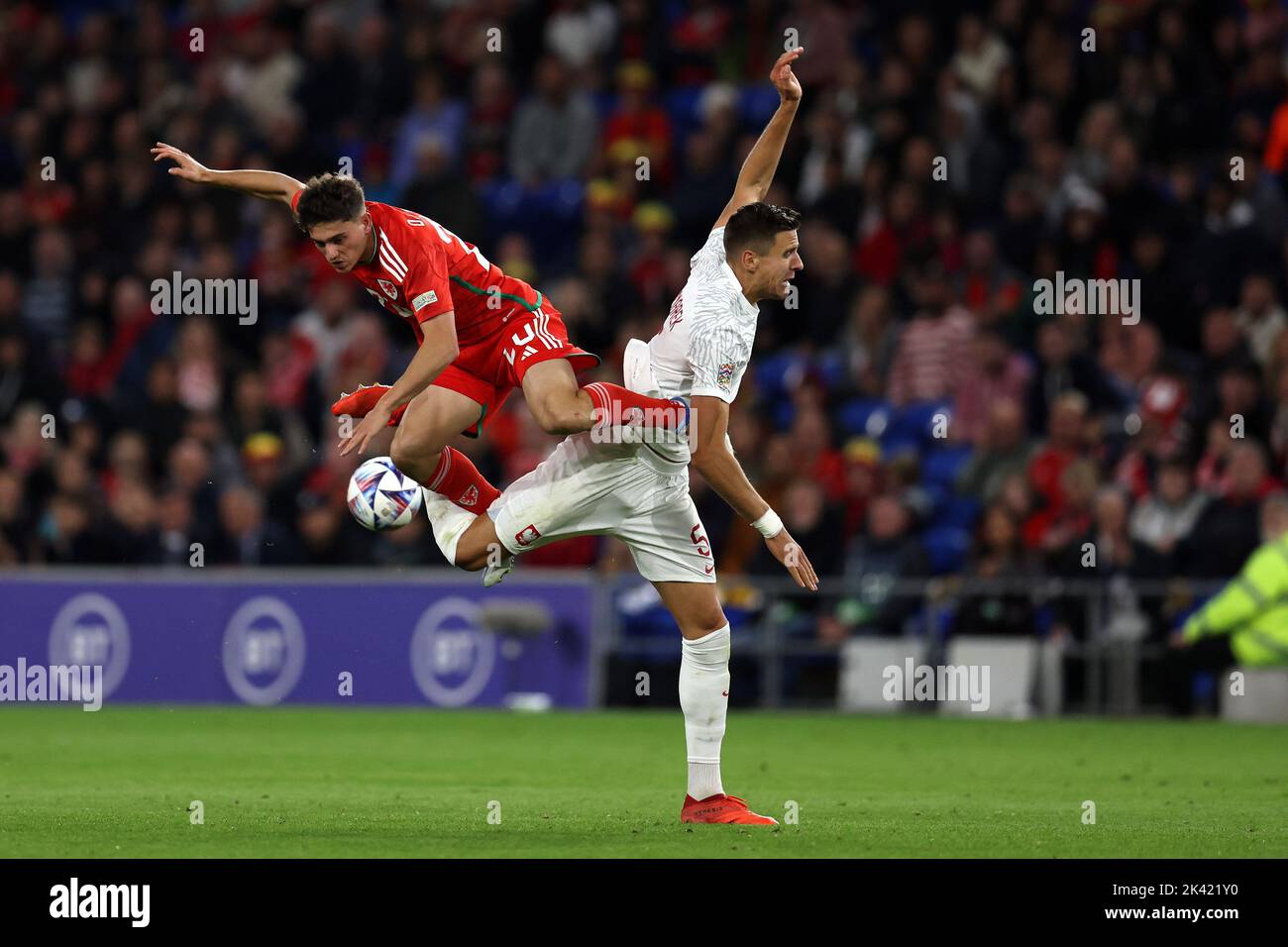 Daniel James di Galles si scontra con Jan Bednarek di Polonia (r). UEFA Nations League, gruppo D match, Galles contro Polonia allo stadio di Cardiff in Card Foto Stock